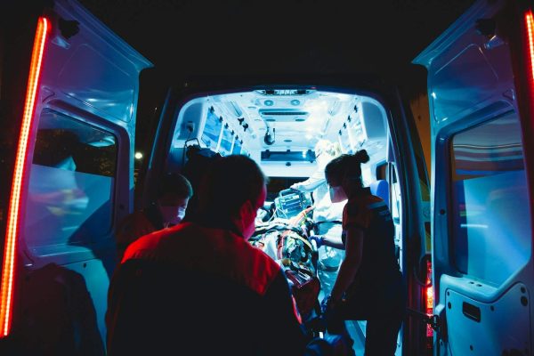 Conducteur d’ambulance transportant un patient en urgence médicale